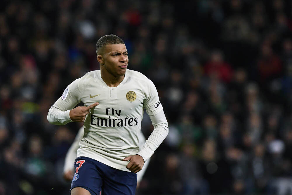 金价破千, 周大福日收2.5亿: 年轻人为何越涨越买?